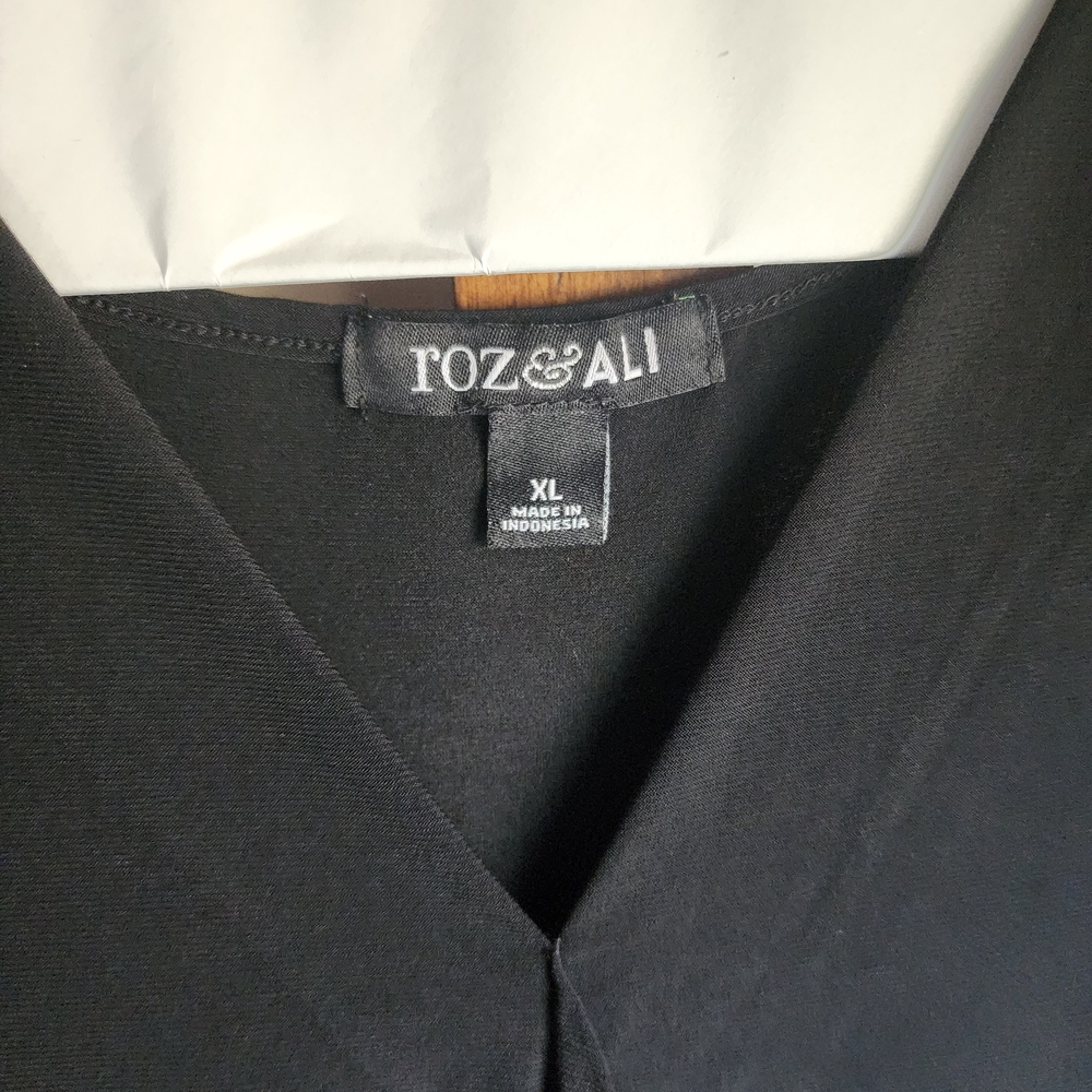 ROZ & ALI Black V-neck Top